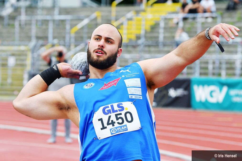 Tizian Lauria holt aus.