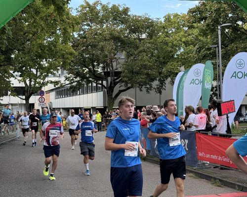 Teilnehmeranzahl auch im fünften Jahr auf sehr hohem Niveau: Über 1.300 Laufbegeisterte sorgen beim AOK Firmenlauf Mosbach für ein stimmungs-volle Kulisse